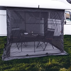 Mörk mesh-tält fäst vid fordon med stolar och bord, ger utomhus sittområde och insektskydd.